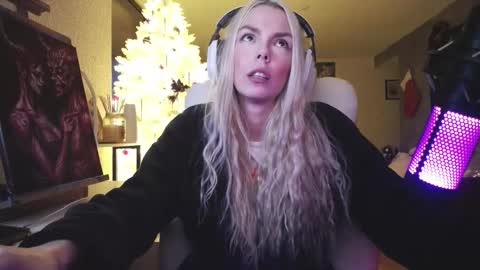 stage Kylie Sinner  brand CLITBAIT online show from December 16, 2025, 9:20 pm