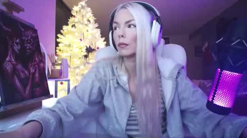 stage Kylie Sinner  brand CLITBAIT online show from December 20, 2025, 9:44 pm