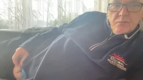 Snapshot of tom6644 chatting on November 23, 2025, 7:52 am Tom online show from November 23, 2025, 7:52 am