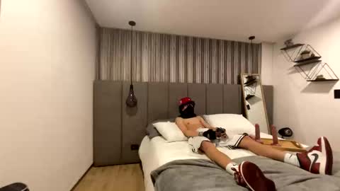 Snapshot of tom_curioustraight chatting on May 17, 2026, 5:05 am tom curiustraight online show from May 17, 2026, 5:05 am