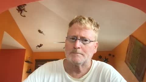 Snapshot of tomascausa chatting on October 20, 2025, 7:25 pm Hola online show from October 20, 2025, 7:25 pm