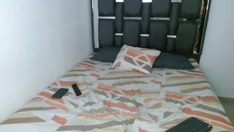 tomaz_18 online show from April 7, 2026, 4:29 pm