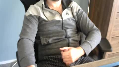 tomin3m online show from October 3, 2025, 8:22 am