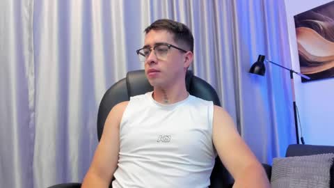 Snapshot of tommas_johnson chatting on May 10, 2026, 12:21 pm Tomas online show from May 10, 2026, 12:21 pm