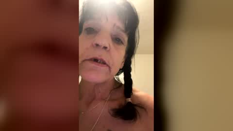 toni6967 online show from December 4, 2025, 4:22 am