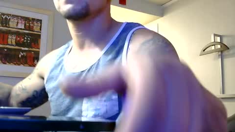 Snapshot of toomuchsmoke chatting on December 3, 2024, 9:33 am toomuchsmoke online show from December 3, 2024, 9:33 am