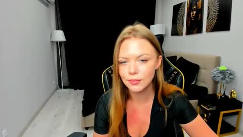 Snapshot of touch_the_heart chatting on February 8, 2026, 3:21 am Touch The Heart online show from February 8, 2026, 3:21 am