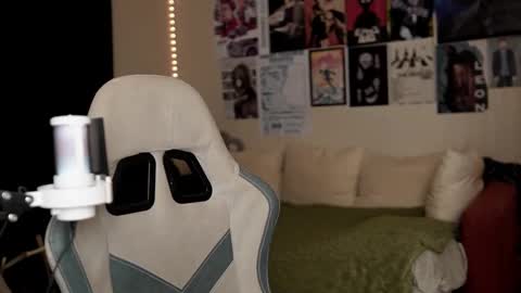 Snapshot of traharaaa chatting on February 5, 2026, 4:44 pm Ariana and Erik online show from February 5, 2026, 4:44 pm