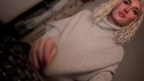 Snapshot of transnextdoor_ chatting on November 5, 2025, 9:15 pm ALMIGHTY GODDESS VALENTINA online show from November 5, 2025, 9:15 pm