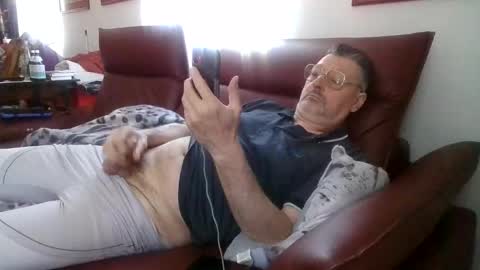 trebgeis1 online show from April 29, 2026, 11:47 am