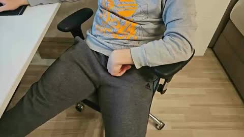 tree1989 online show from January 6, 2025, 8:50 pm