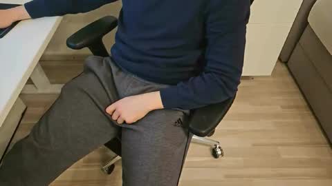 tree1989 online show from February 19, 2025, 8:41 pm