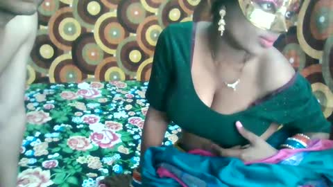 Snapshot of treesomecouple chatting on January 17, 2025, 8:00 pm treesomecouple online show from January 17, 2025, 8:00 pm