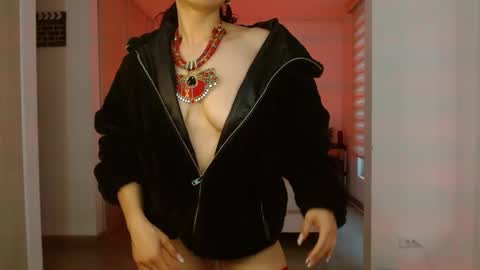 Snapshot of trinity_prestige chatting on January 26, 2025, 10:35 pm TRINITY online show from January 26, 2025, 10:35 pm