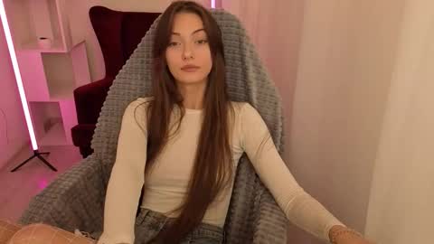 Snapshot of trinityswan chatting on November 26, 2025, 5:19 am Emma online show from November 26, 2025, 5:19 am