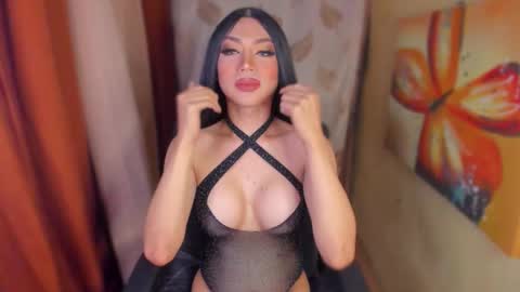 Queen Selena online show from November 25, 2025, 6:52 pm