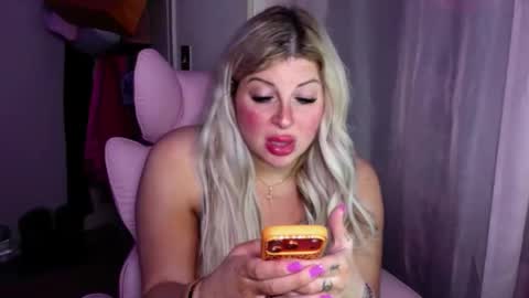 xTinnaaaaa online show from May 19, 2026, 2:18 am