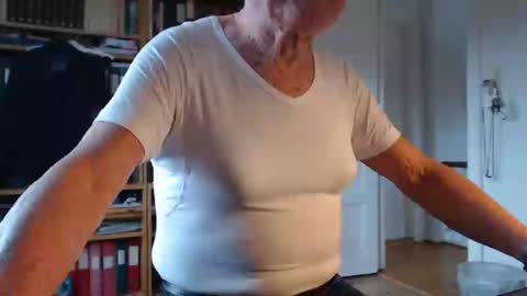 Snapshot of tubaist chatting on February 5, 2025, 9:15 am FINN but call me NANNA online show from February 5, 2025, 9:15 am