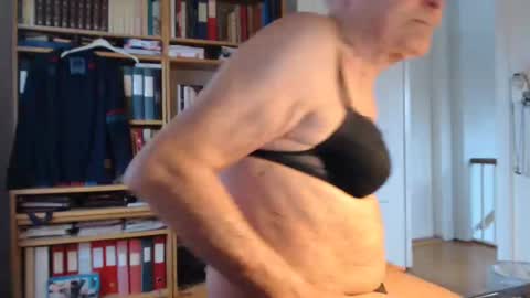 Snapshot of tubaist chatting on February 26, 2025, 9:21 am FINN but call me NANNA online show from February 26, 2025, 9:21 am