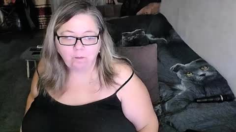 Snapshot of tviks chatting on February 19, 2026, 11:45 pm Lana online show from February 19, 2026, 11:45 pm