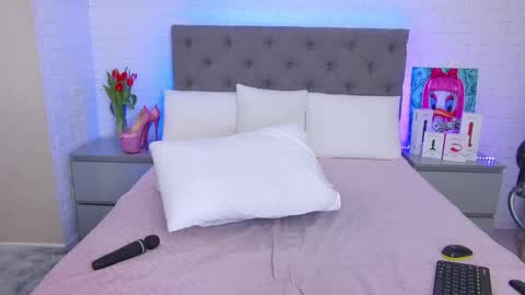 Snapshot of tweety_pie_ chatting on March 7, 2025, 7:41 am Hallie online show from March 7, 2025, 7:41 am