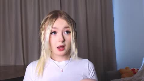 Snapshot of twinklefluff chatting on February 4, 2026, 5:13 am twinklefluff online show from February 4, 2026, 5:13 am