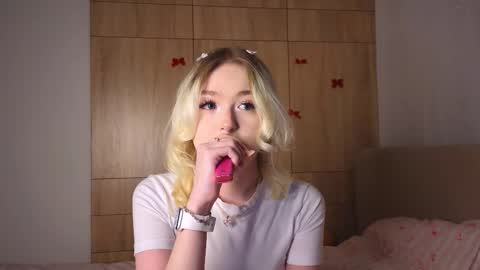 Snapshot of twinklefluff chatting on February 15, 2026, 4:03 pm twinklefluff online show from February 15, 2026, 4:03 pm