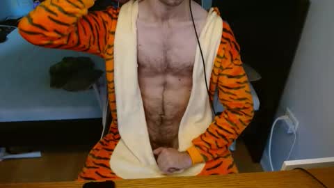 Snapshot of twunkyfitstud chatting on October 31, 2025, 9:16 pm twunkyfitstud online show from October 31, 2025, 9:16 pm