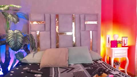 tyla_ks online show from September 16, 2025, 8:10 pm