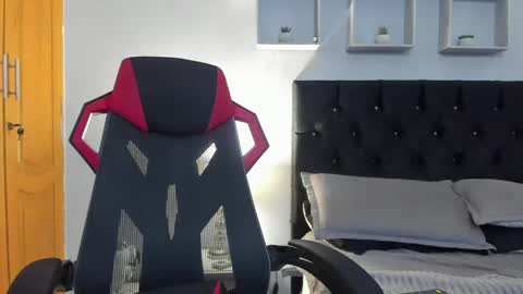 tyler_hank1 online show from May 22, 2026, 11:16 am