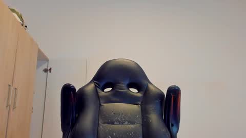 Snapshot of tyler_lautners chatting on December 1, 2024, 10:43 pm online show from December 1, 2024, 10:43 pm