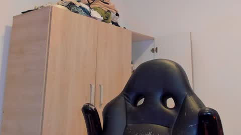 Snapshot of tyler_lautners chatting on December 3, 2024, 6:38 pm online show from December 3, 2024, 6:38 pm