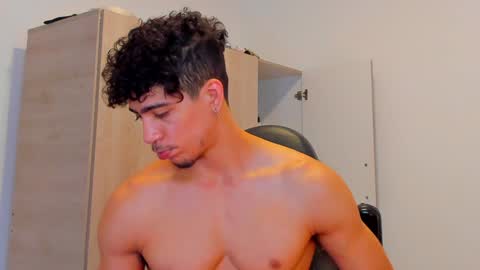 Snapshot of tyler_lautners chatting on December 5, 2024, 8:33 pm online show from December 5, 2024, 8:33 pm