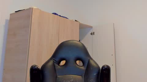 Snapshot of tyler_lautners chatting on December 18, 2024, 1:56 pm online show from December 18, 2024, 1:56 pm