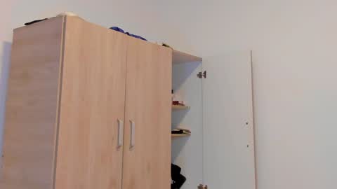 Snapshot of tyler_lautners chatting on December 18, 2024, 8:03 pm online show from December 18, 2024, 8:03 pm