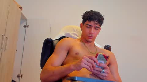 Snapshot of tyler_lautners chatting on December 23, 2024, 6:05 pm online show from December 23, 2024, 6:05 pm