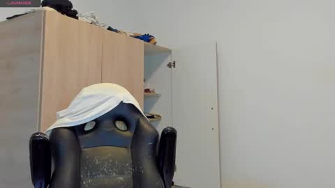 Snapshot of tyler_lautners chatting on December 31, 2024, 6:35 pm online show from December 31, 2024, 6:35 pm