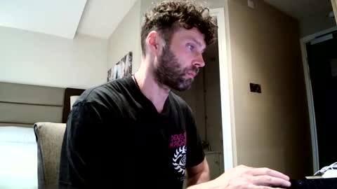 Snapshot of ukguyitsme chatting on May 12, 2026, 12:35 pm ukguyitsme online show from May 12, 2026, 12:35 pm