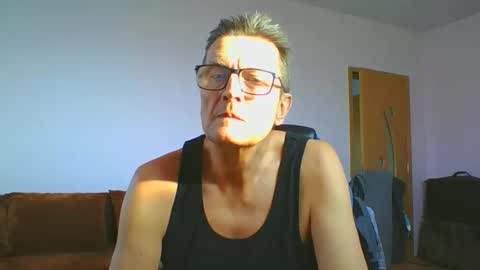 ulmeni4 online show from December 3, 2025, 8:23 am