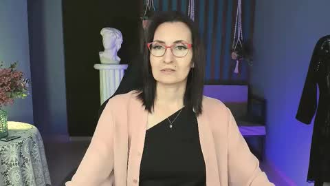 UnaTera online show from October 13, 2025, 9:20 am