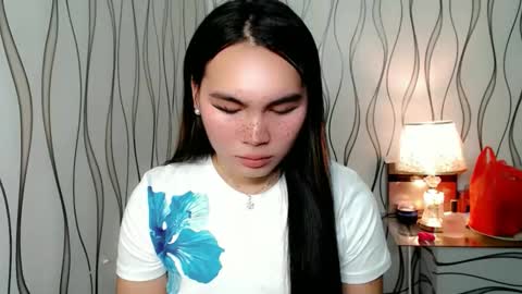 Snapshot of ur_innocent_girlx chatting on October 28, 2025, 9:24 am QUEENSY online show from October 28, 2025, 9:24 am