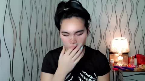 Snapshot of ur_innocent_girlx chatting on November 11, 2025, 11:27 pm QUEENSY online show from November 11, 2025, 11:27 pm