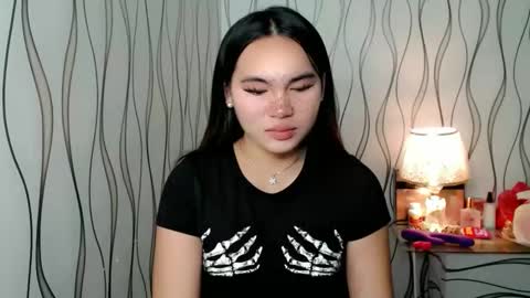 Snapshot of ur_innocent_girlx chatting on November 17, 2025, 10:59 pm QUEENSY online show from November 17, 2025, 10:59 pm