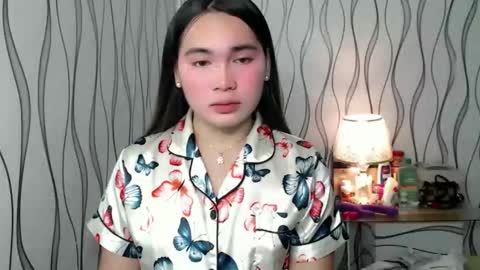 Snapshot of ur_innocent_girlx chatting on November 22, 2025, 3:27 am QUEENSY online show from November 22, 2025, 3:27 am