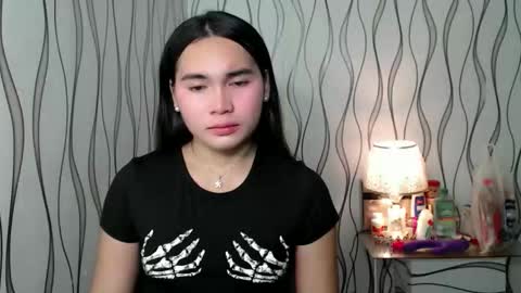 Snapshot of ur_innocent_girlx chatting on November 25, 2025, 10:37 am QUEENSY online show from November 25, 2025, 10:37 am