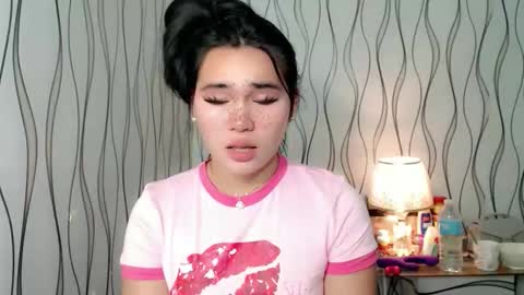 Snapshot of ur_innocent_girlx chatting on November 29, 2025, 1:25 pm QUEENSY online show from November 29, 2025, 1:25 pm