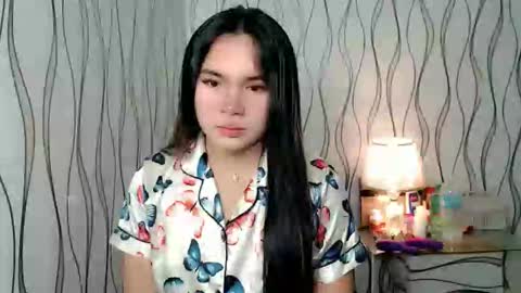 Snapshot of ur_innocent_girlx chatting on December 4, 2025, 1:59 am QUEENSY online show from December 4, 2025, 1:59 am