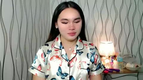 Snapshot of ur_innocent_girlx chatting on December 5, 2025, 1:25 am QUEENSY online show from December 5, 2025, 1:25 am