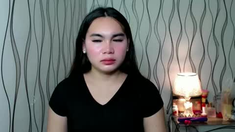 Snapshot of ur_innocent_girlx chatting on December 17, 2025, 10:43 am QUEENSY online show from December 17, 2025, 10:43 am