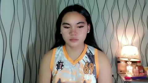 Snapshot of ur_innocent_girlx chatting on February 5, 2026, 10:47 pm QUEENSY online show from February 5, 2026, 10:47 pm